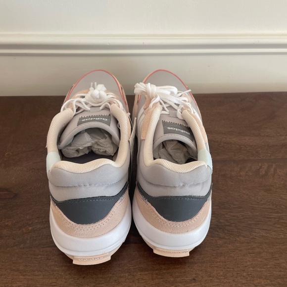 Adidas Women’s Retrorun Running Shoes - Picture 4 of 9